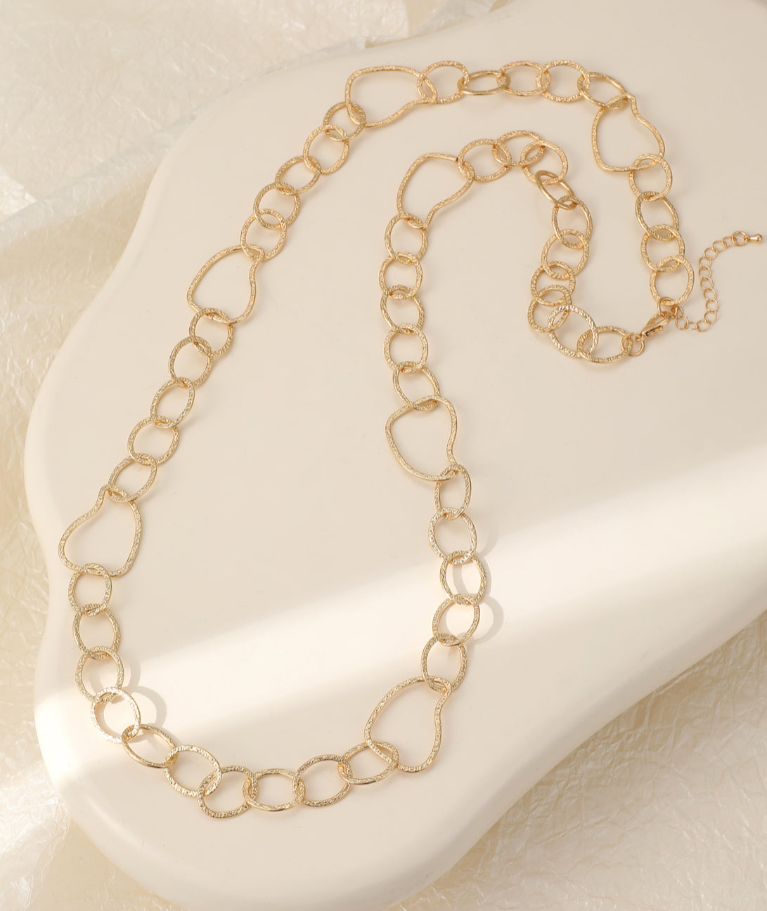 HAMMERED LINKS LONG NECKLACE