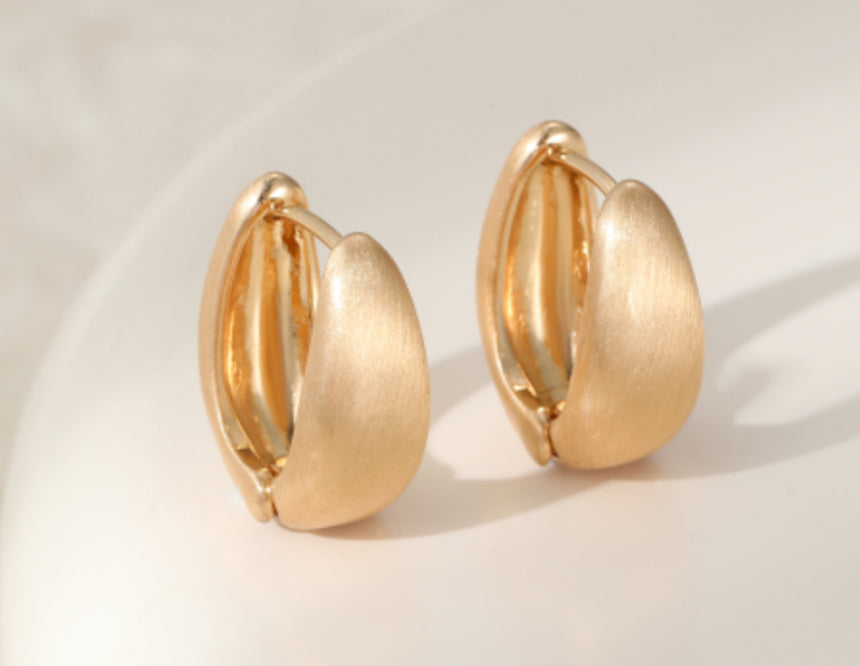 MATT HUGGIE HOOP EARRINGS