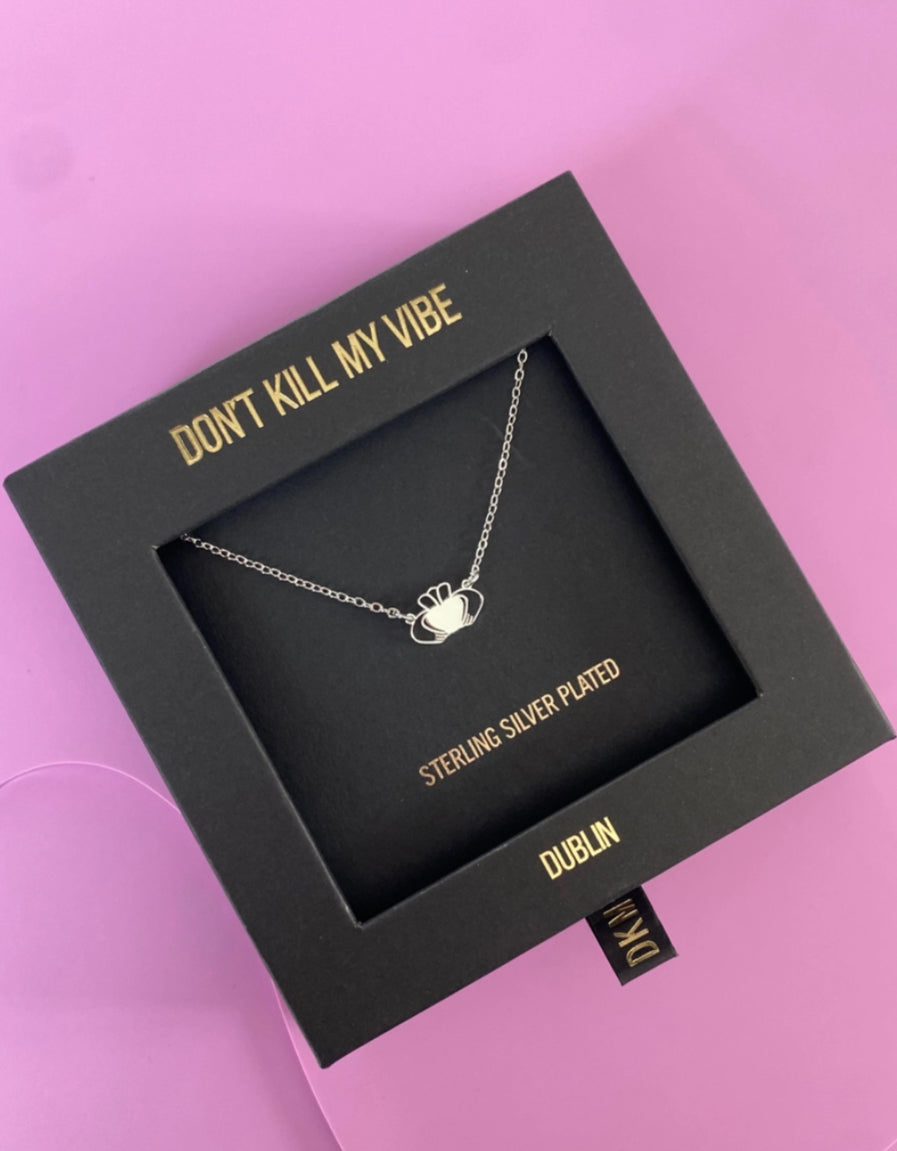 DKMV HEART STRONG BEAG CLADDAGH NECKLACE