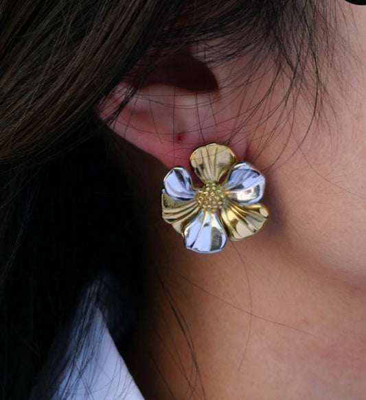 STATEMENT FLOWER STUDS
