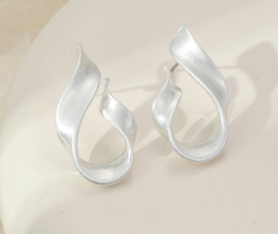 TWIST STUD EARRINGS
