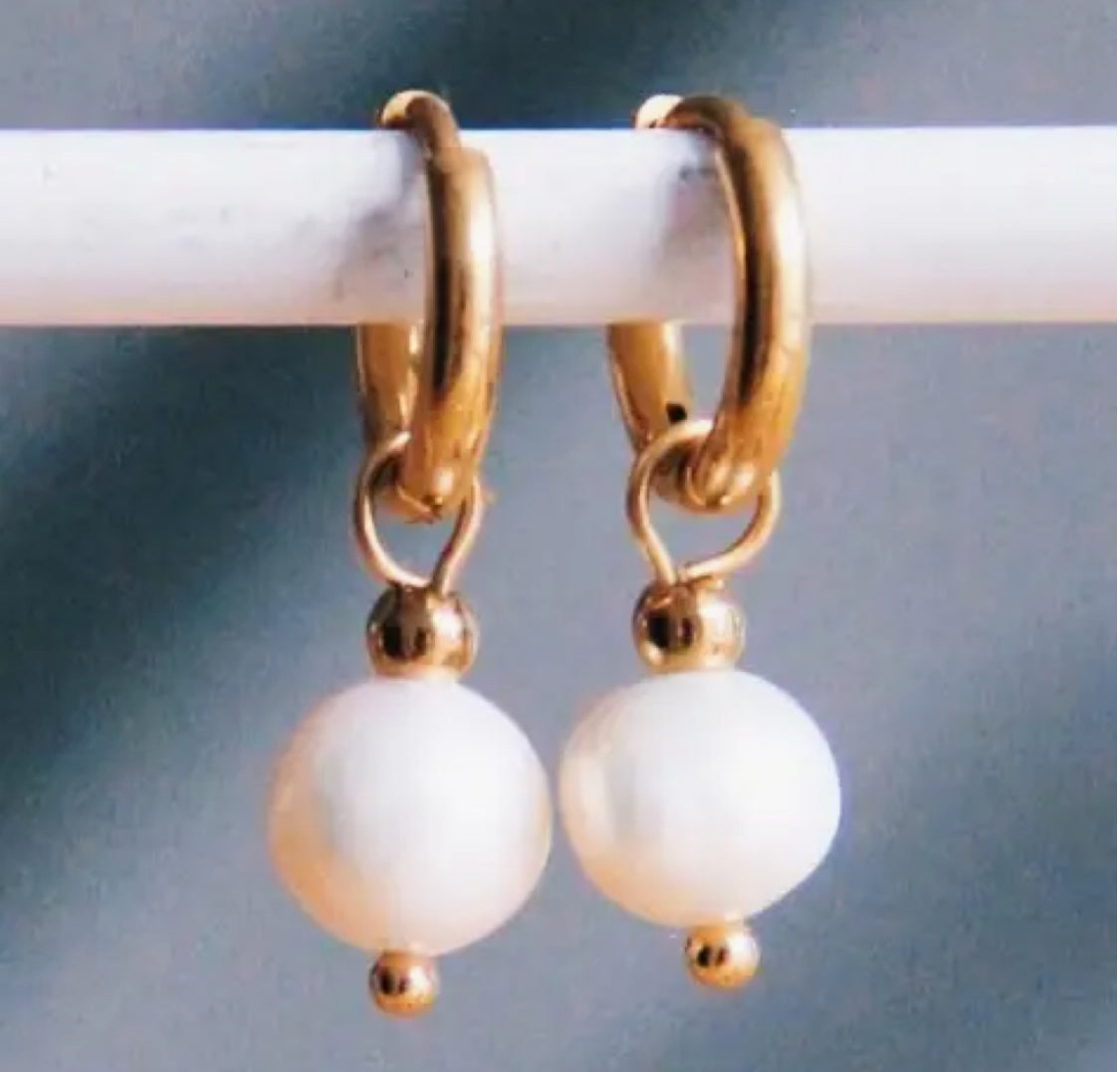STAINLESS STEEL FRESHWATER PEARL HUGGIES