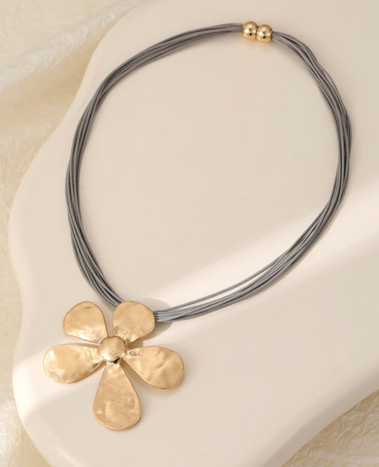 STATEMENT FLOWER MAGNETIC NECKLACE