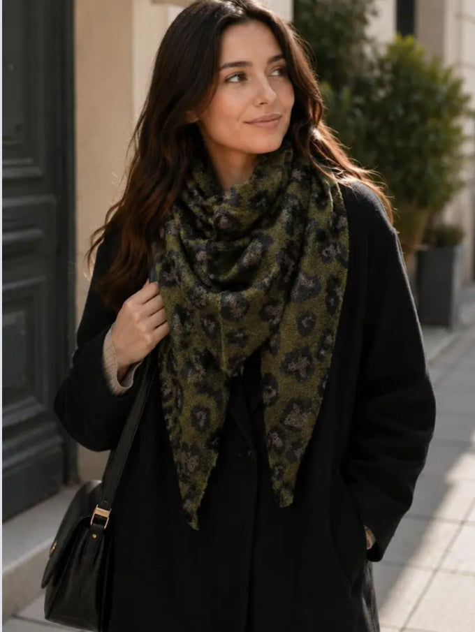 LEOPARD PRINT TRIANGLE KNIT SCARF