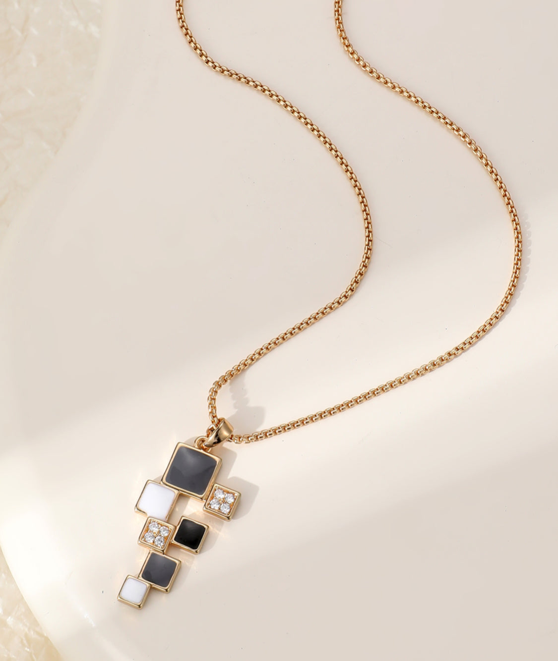 RESIN CRYSTAL PENDANT NECKLACE