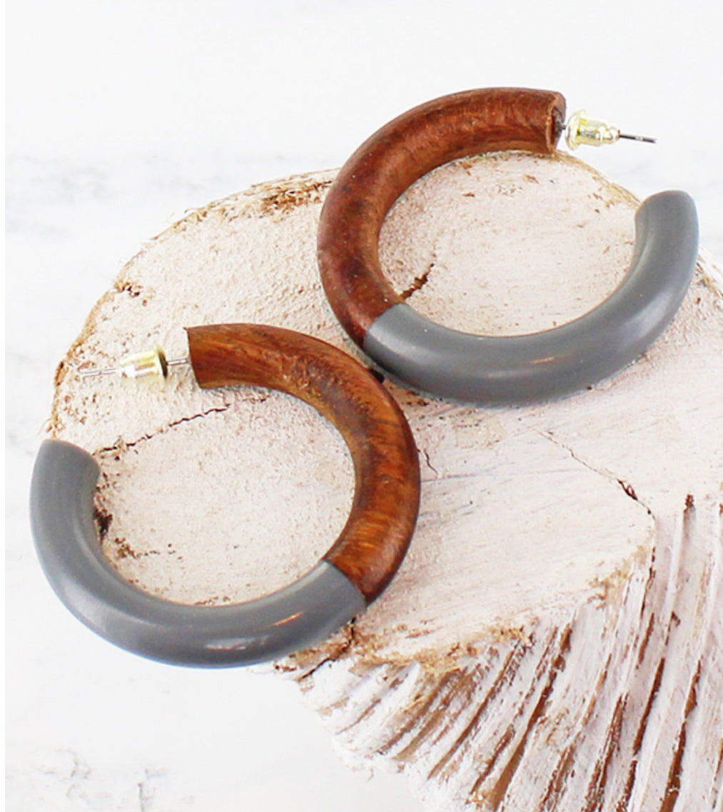 WOOD & RESIN HOOP EARRINGS