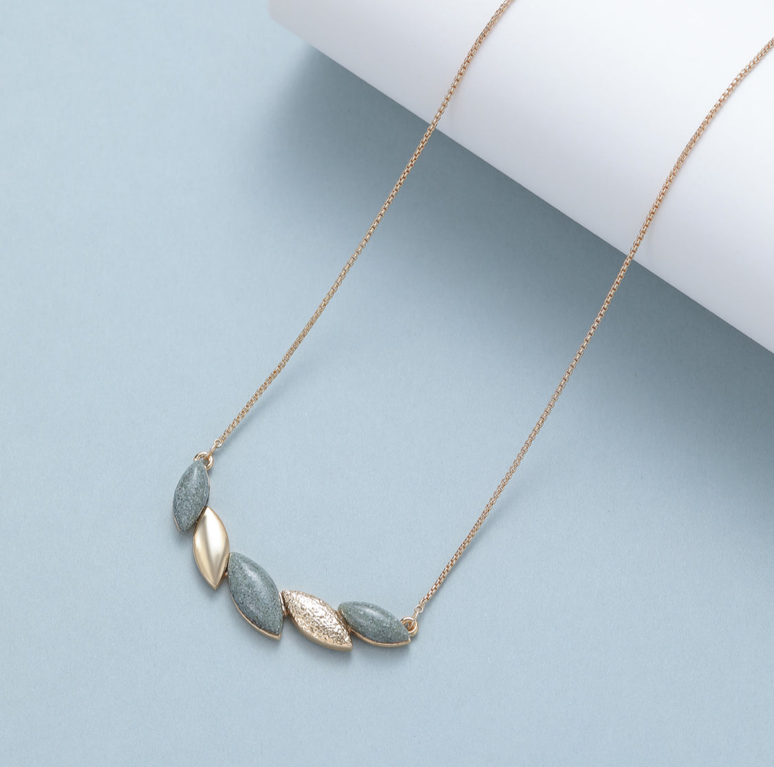 RESIN LEAF NECKLACE