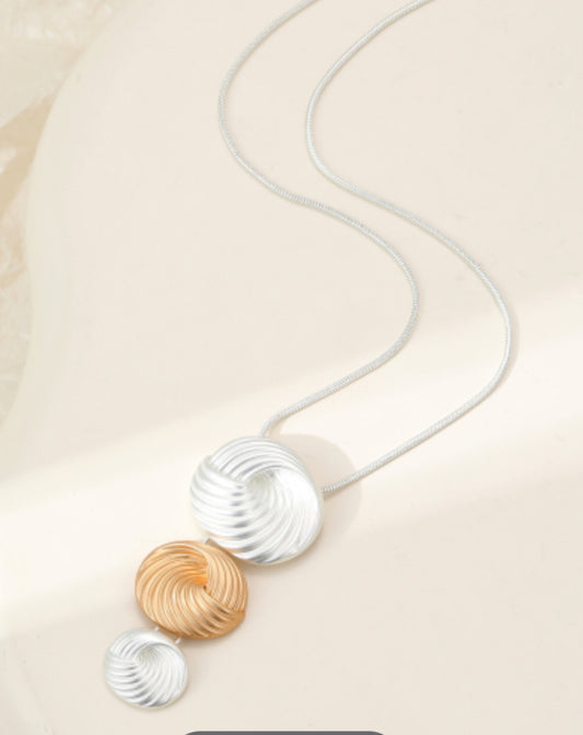 TWIST KNOT PENDANT NECKLACE