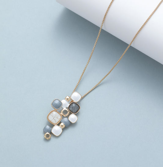 RESIN PENDANT NECKLACE