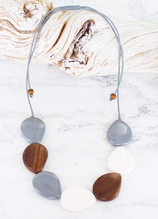 WOOD & RESIN ADJUSTABLE NECKLACE