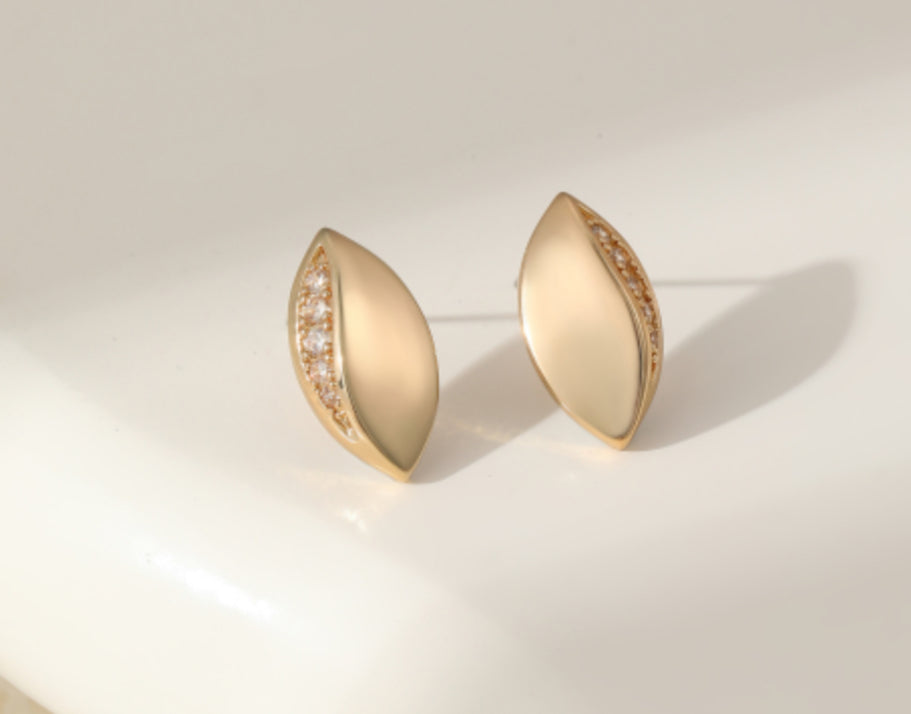 GOLD DIAMANTÉ STUDS