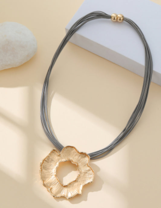 MAGNETIC PENDANT NECKLACE