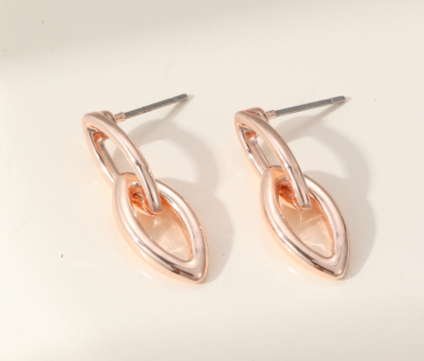 TWIST ROSE GOLD STUDS