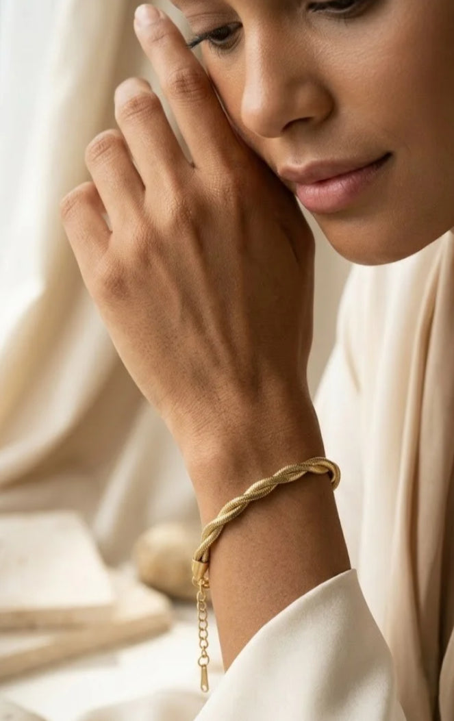 STAINLESS STEEL TWISTED BRACELET - GOLD