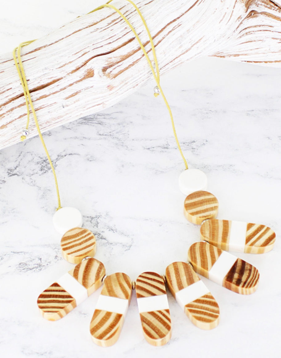 WOODEN WHITE & NATURAL NECKLACE