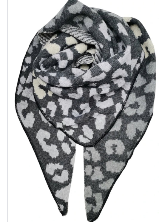 ANIMAL PRINT TRIANGLE KNIT SCARF