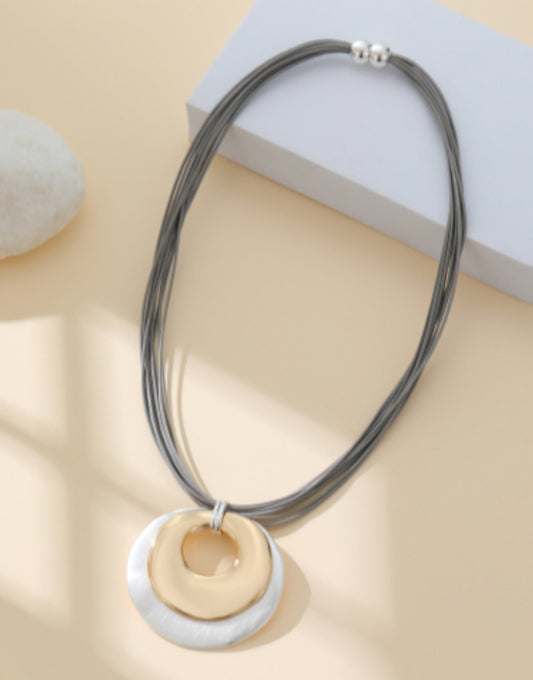 MAGNETIC PENDANT NECKLACE