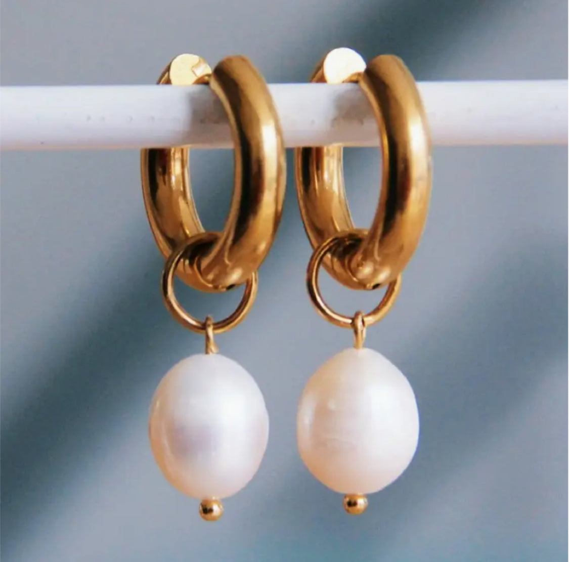 STAINLESS STEEL FRESHWATER PEARL HUGGIES