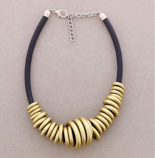 RUBBER NECKLACE WITH WOODEN HOOPS