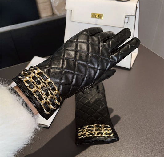 QUILTED LEATHERETTE GLOVES WITH CHAIN DETAIL - BLACK