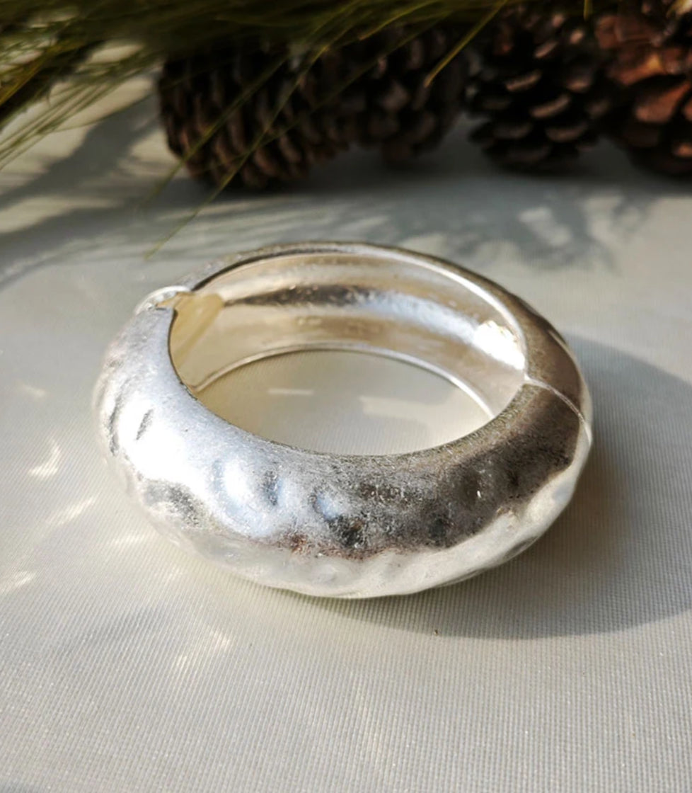 HAMMERED METAL BANGLE - SILVER