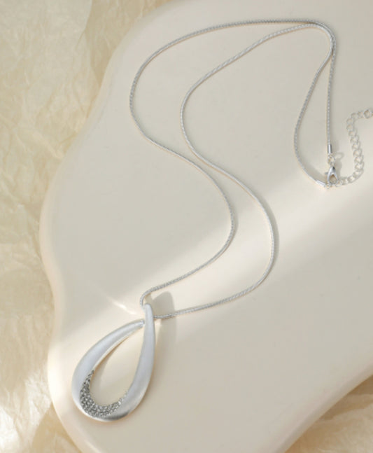 LONG CRYSTAL PENDANT