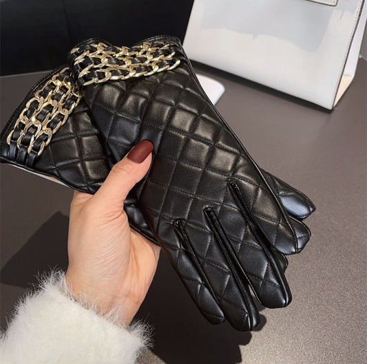 QUILTED LEATHERETTE GLOVES WITH CHAIN DETAIL - BLACK