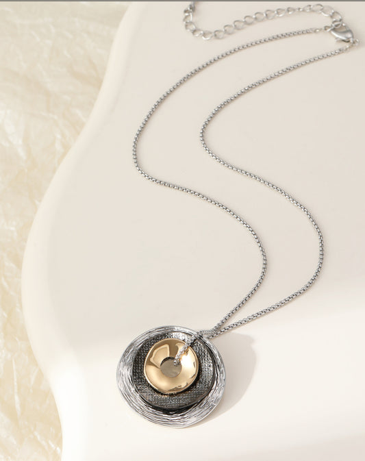 MIXED METAL CIRCLES NECKLACE - SHORT