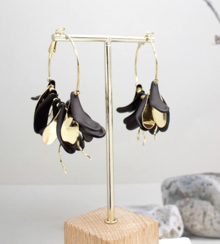 BLACK RESIN GOLD STATEMENT HOOPS