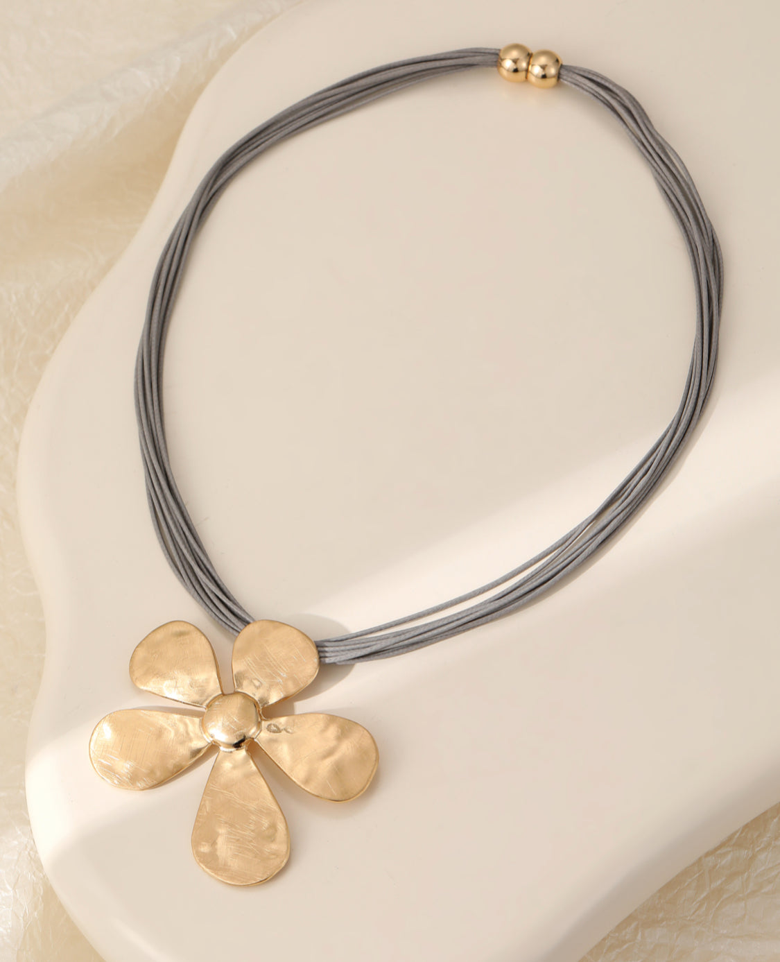 STATEMENT FLOWER MAGNETIC NECKLACE