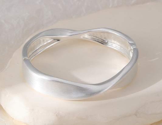 MATT SILVER HINGED BANGLE