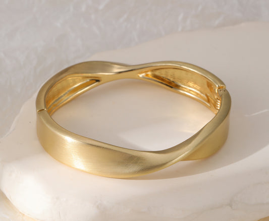 MATT GOLD HINGED BANGLE