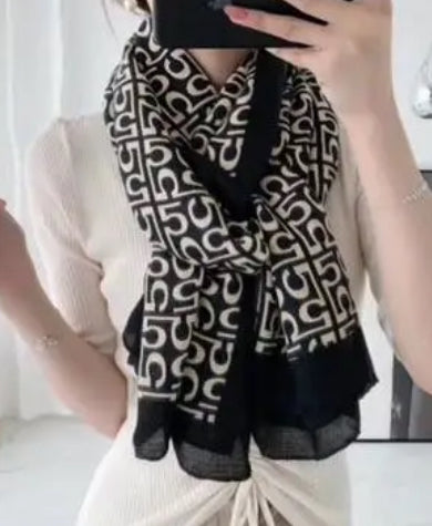 WHITE/BLACK PRINT SCARF