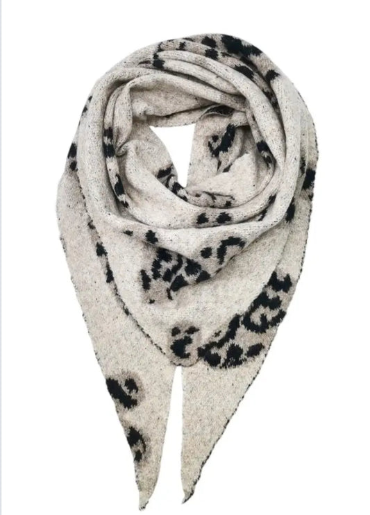 TRIANGLE KNIT SCARF