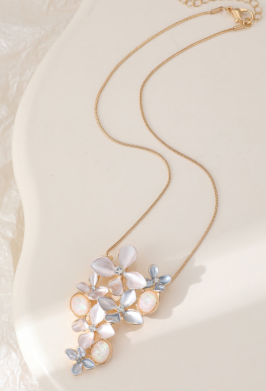 FLOWER PENDANT NECKLACE- GOLD
