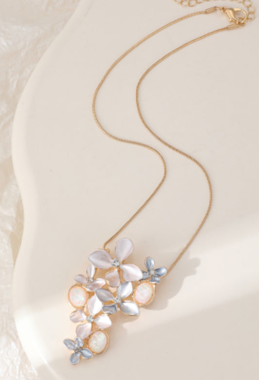 FLOWER PENDANT NECKLACE- GOLD