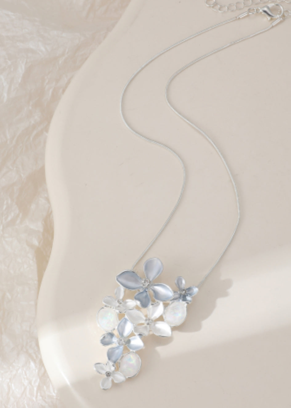 FLOWER PENDANT NECKLACE - SILVER