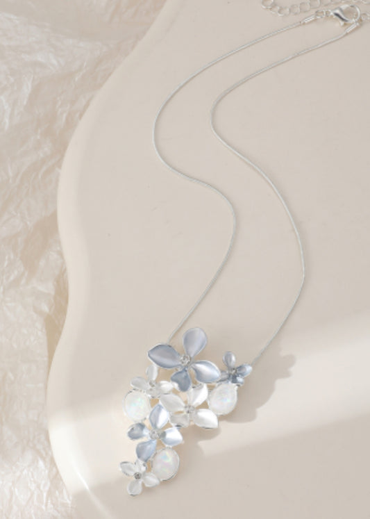 FLOWER PENDANT NECKLACE - SILVER