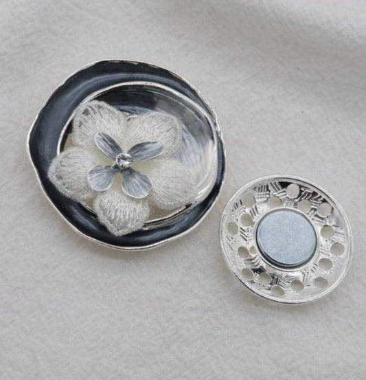 SILVER FLOWER MAGNETIC BROOCH