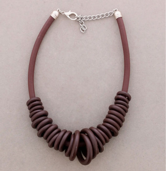 RUBBER NECKLACE WITH WOODEN HOOPS