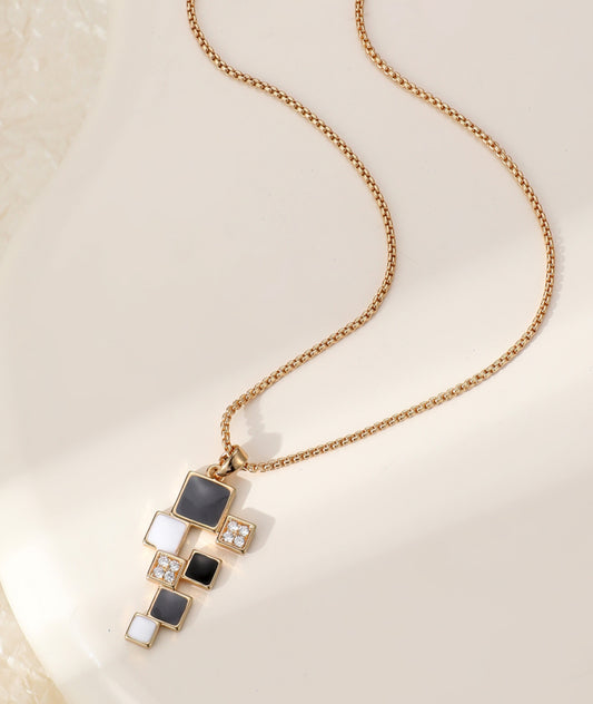RESIN CRYSTAL PENDANT NECKLACE