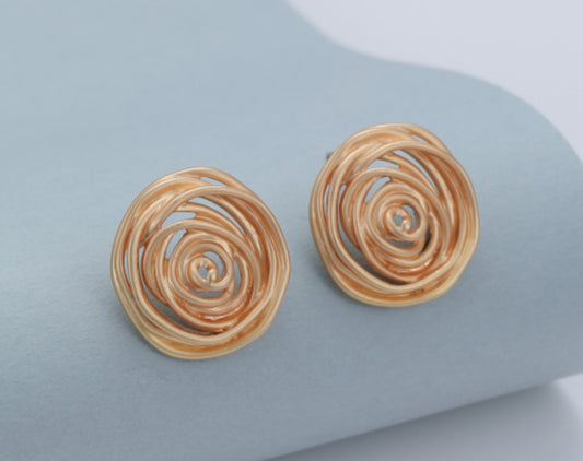 SWIRL MATT GOLD STUDS