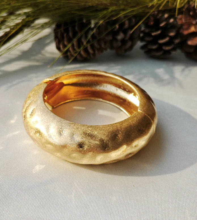 HAMMERED METAL BANGLE - GOLD