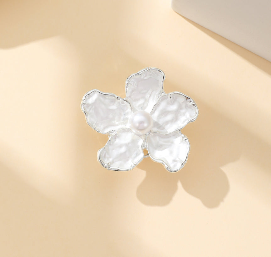 MAGNETIC BROOCH - FLOWER W/ PEARL