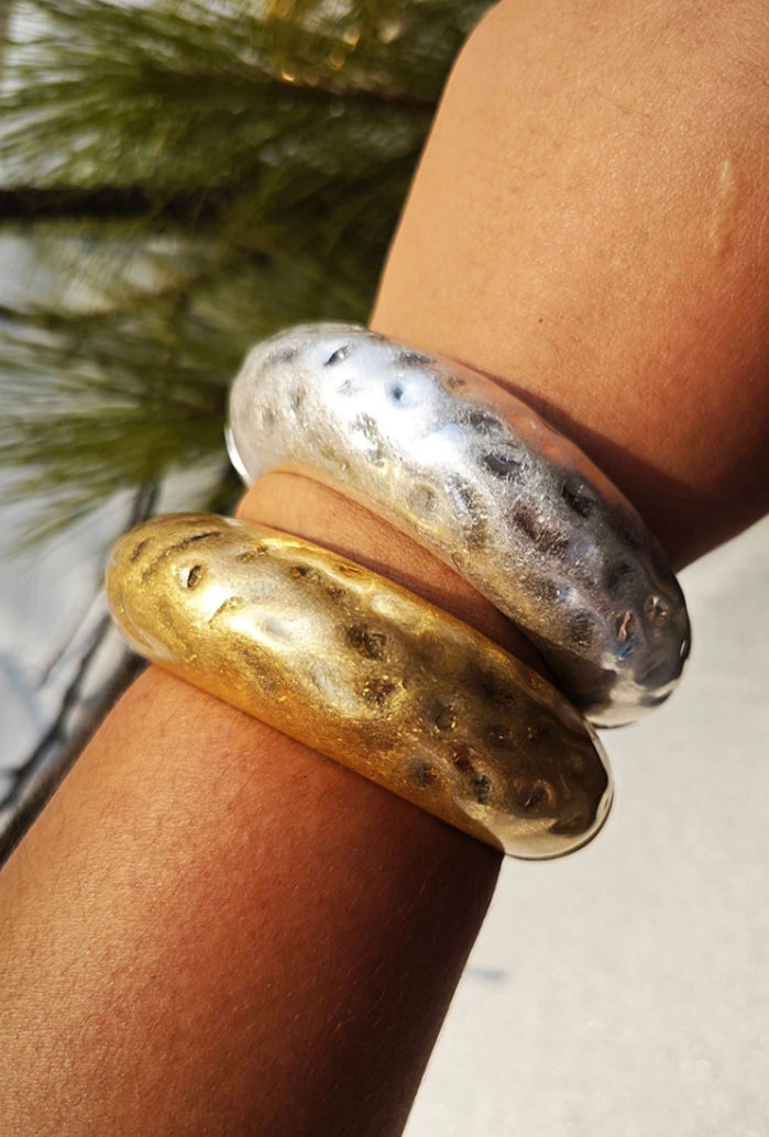 HAMMERED METAL BANGLE - SILVER