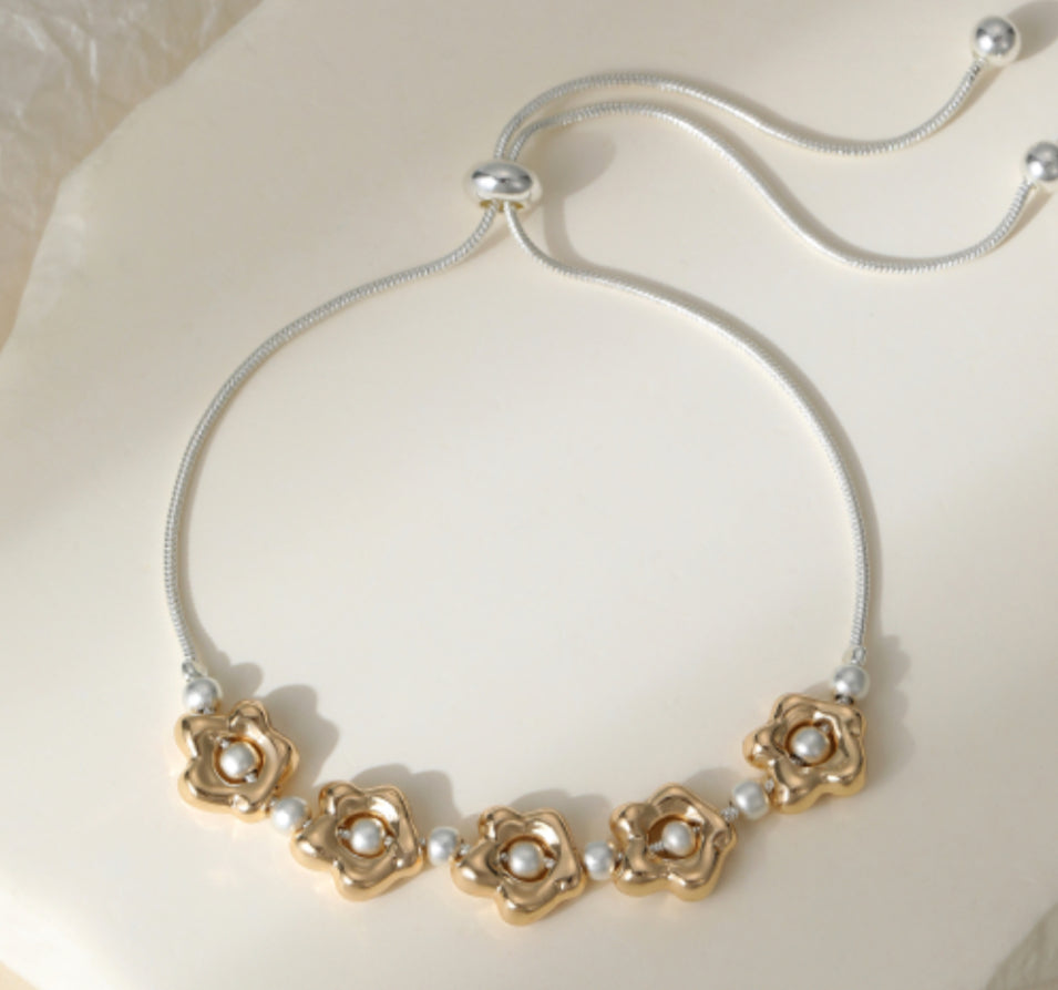 FLOWER TOGGLE BRACELET