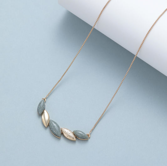 RESIN LEAF NECKLACE