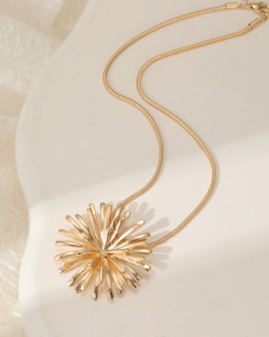 FLOWER PENDANT NECKLACE- GOLD